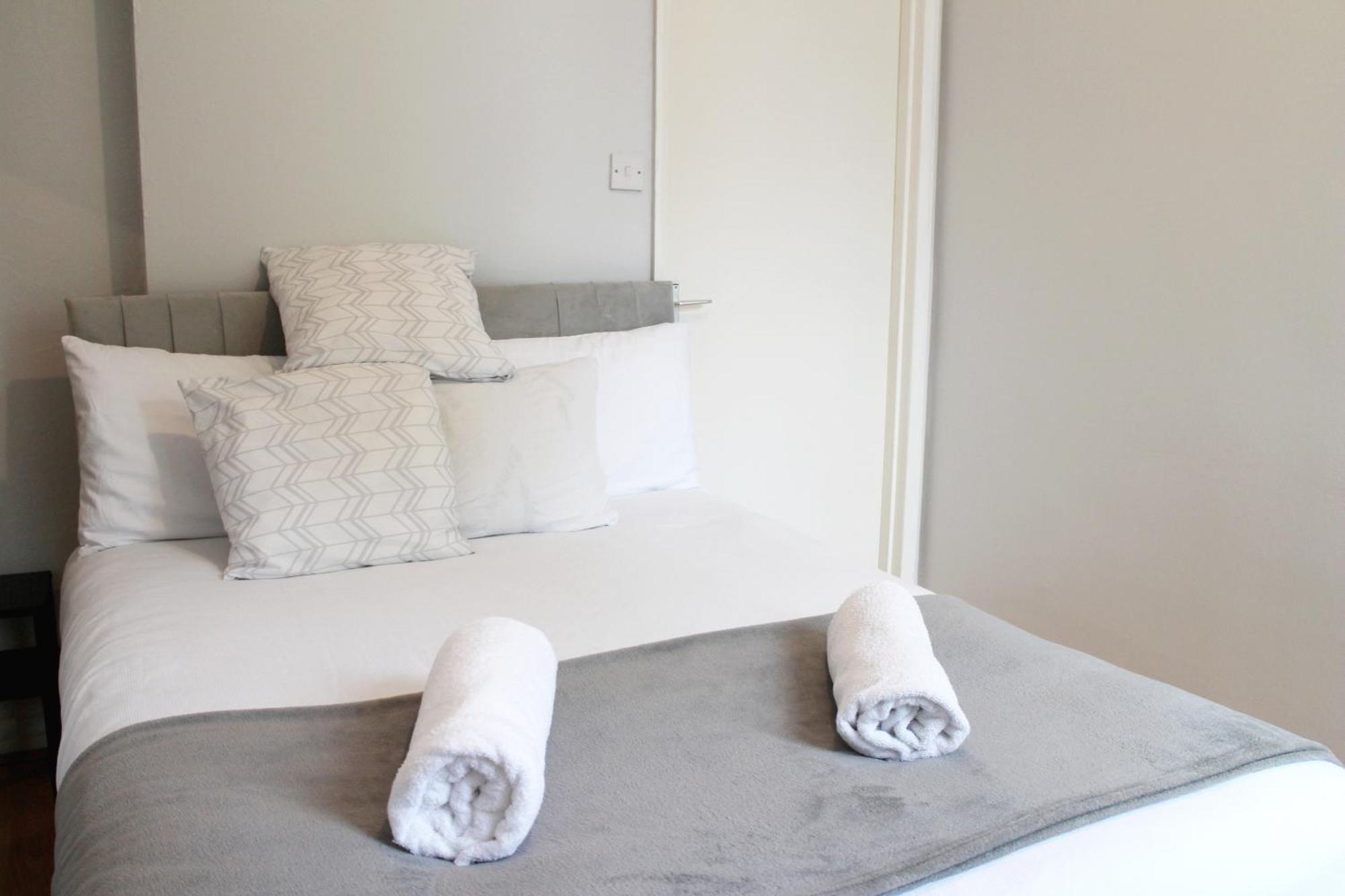 לונדון Large Garden Apartment On Golders Green High Road מראה חיצוני תמונה