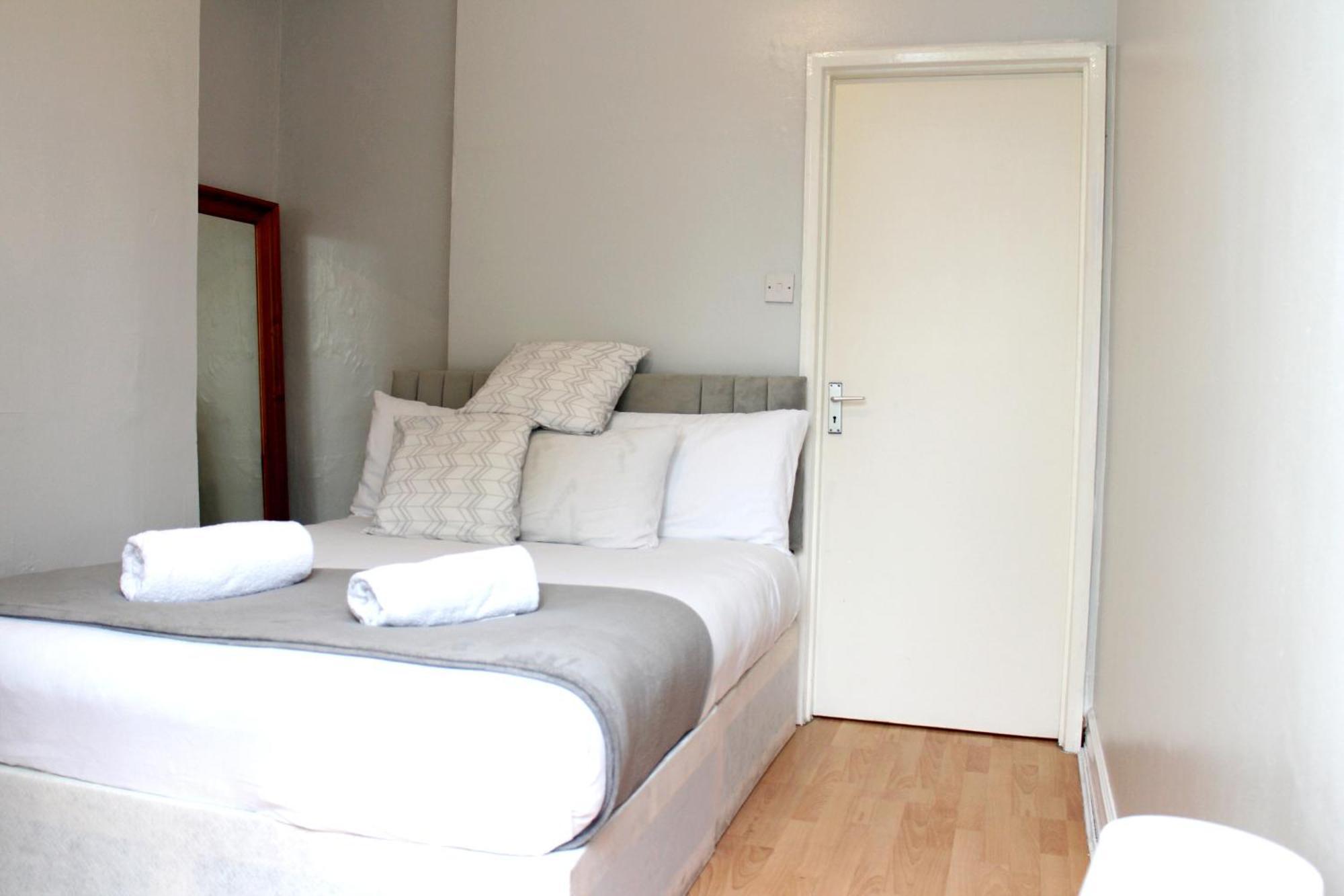 לונדון Large Garden Apartment On Golders Green High Road מראה חיצוני תמונה