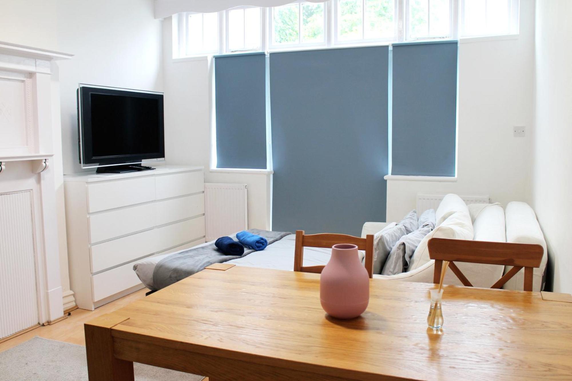 לונדון Large Garden Apartment On Golders Green High Road מראה חיצוני תמונה